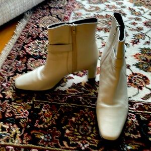Beautiful  cream leather ankle boot. High heel.
